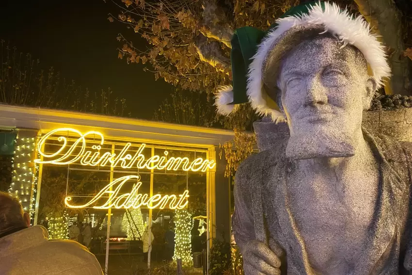Mit Weihnachtsmütze: der Winzer am Ludwigsplatz.