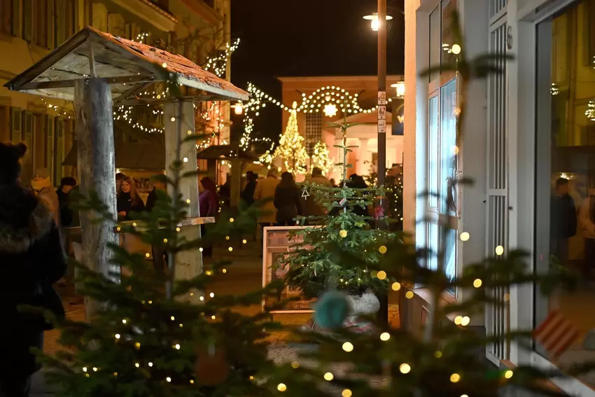 Flaniermeile: Lichterglanz in der Kurgartenstraße.