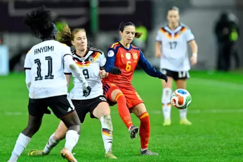 Duell in Kaiserslautern: Nicole Anyomi (l.) und Sjoeke Nüsken (Mitte) kämpfen mit Aitana Bonmati um den Ball.