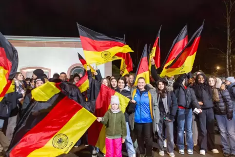 Statt Rot und Weiß dominierten am Freitagabend die Farben Schwarz, Rot und Gold auf dem Betze. 
