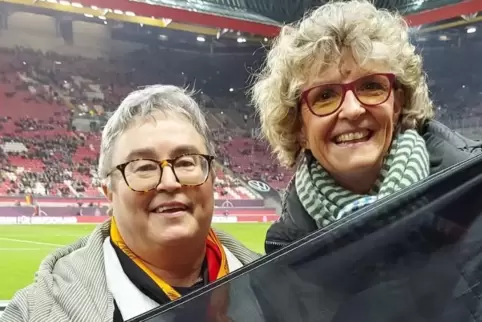 Birgit Nicolai (links) genießt die Atmosphäre mit ihren Freundinnen. Rechts Bonny Servas. 