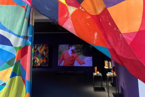 Vorhang auf für die Kunst: Entree der Einstellung von Ulla von Brandenburg im Hack-Museum. Vorhang auf für die Kunst: Entree der Einstellung von Ulla von Brandenburg im Hack-Museum.