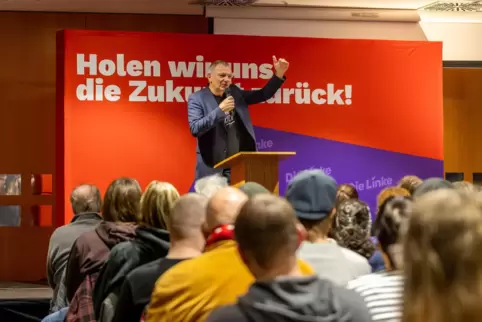 „Wir schaffen das!“ – Jan van Aken gibt sich vor den Mitgliedern in Kaiserslautern optimistisch. 