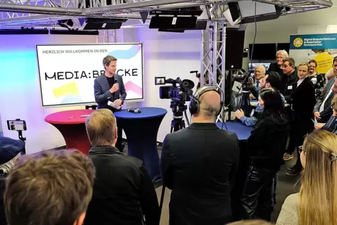 Eröffnung der Mediabrücke: Moderator Markus Appelmann führte durch das Programm. 