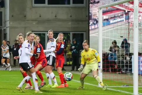 Janina Minge (links) und Rebecca Knaak vom DFB-Team schauen dem Eckball hinterher, der durch den Fünfmeterraum rauscht. 