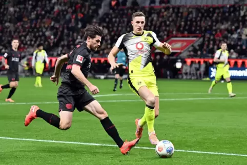 Nico Schlotterbeck (rechts) stellt sich hier dem Leverkusener Jonas Hofmann entgegen. 