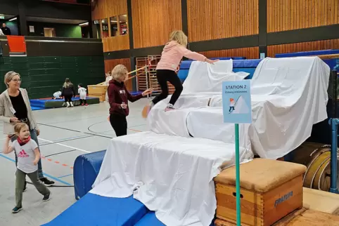 Eine der Aufgaben bei der Kinder-Winter-Olympiade der VT Contwig: einen Eisberg erklimmen. Im Hintergrund ist die Skisprungschan