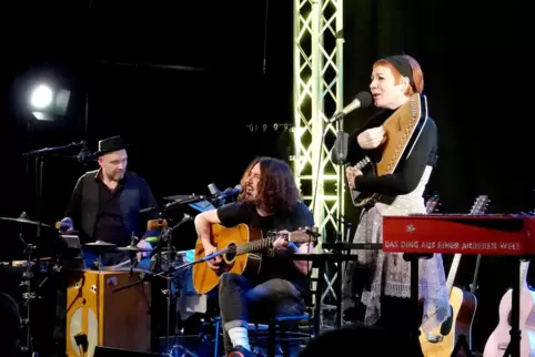  In der Kammgarn (von links). Percussionist Christoph Jung, Mathias Paque an der Gitarre und Shakti Paque mit Kastenzither.