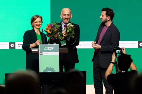 Die Grünen-Vorsitzenden Franziska Brantner und Felix Banaszak mit Israels Ex-Ministerpräsident Ehud Olmert (Mitte). 