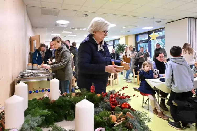 Nach dem offiziellen Teil gab es Kartoffelsuppe mit W&uuml;rstchen im weihnachtlich dekorierten Turnraum der Kita.