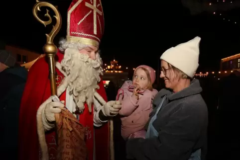 Schon vor dem 6. Dezember: Der Nikolaus überraschte die Kinder und Eltern auf dem Weihnachtsmarkt in Berghausen. 