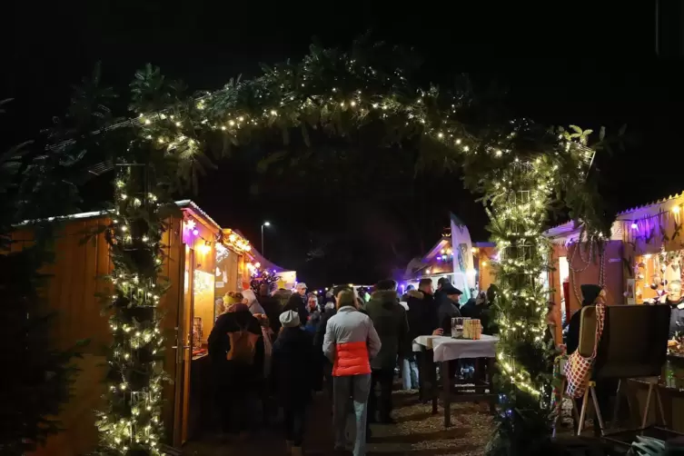 D&uuml;fte und viel Lichterglanz : Blick durch das Eingangstor auf den Weihnachtsmarkt in Harthausen.
