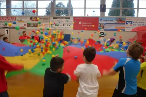 Mit Schwungtuch: Kita-Projekt im Judomaxx. 