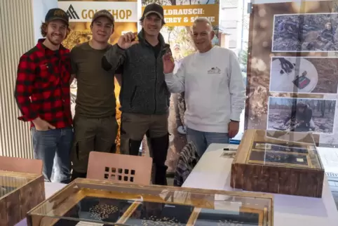 Goldsucher: Tobias, Benny und Andreas Macherey präsentieren Goldnuggets. Ganz rechts steht Mark Schneider, Veranstalter der Mine