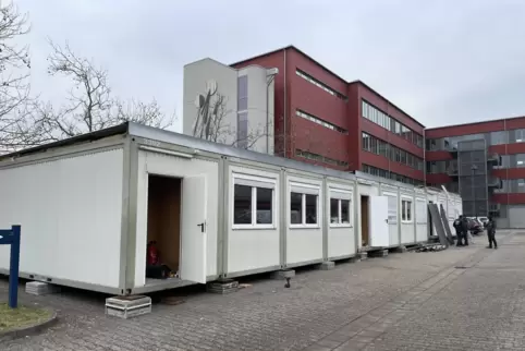 Die Container am Werner-Heisenberg-Gymnasium wurden im Februar 2025 aufgestellt. Aber erst zum Jahresende 2027 werden sie gebrau