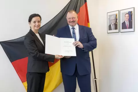 Marit Lind vom Bundesamt für Infrastruktur, Umweltschutz und Dienstleistungen der Bundeswehr ernennt Joachim Schmidt zum Regieru Marit Lind vom Bundesamt für Infrastruktur, Umweltschutz und Dienstleistungen der Bundeswehr ernennt Joachim Schmidt zum Regieru