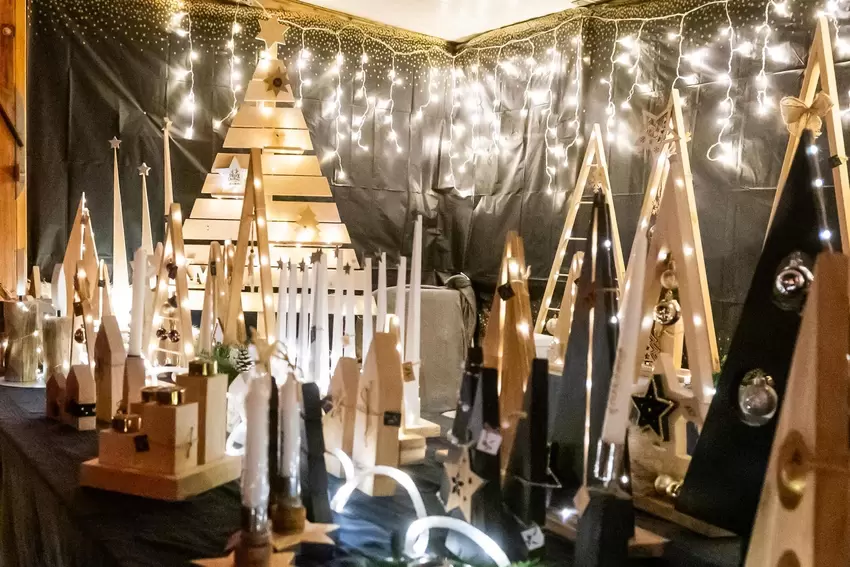Weihnachtlich: Dekoration aus Holz.