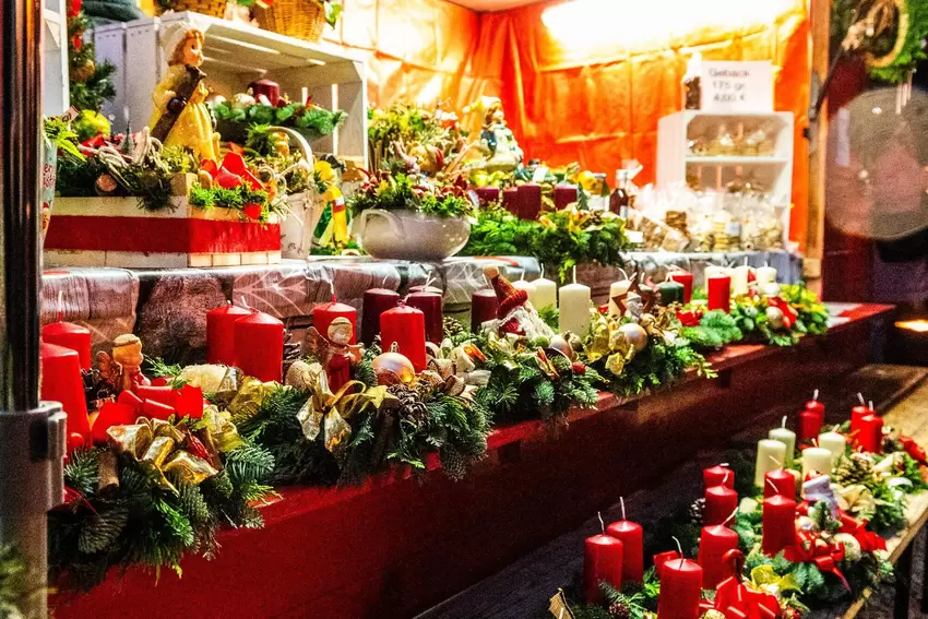 Tannengrün und Kerzen: Adventskränze wurden auch angeboten.