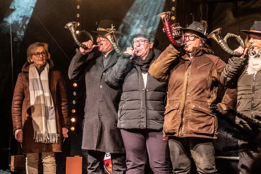 Bei der Eröffnung des Weihnachtsmarkts wurde die Beigeordnete Sissi Lattauer (SPD) von den Jagdhornbläsern aus Rosenthal unterst