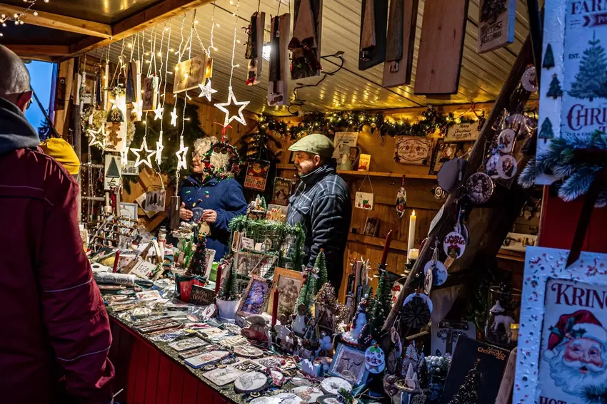 Weihnachtlicher Schmuck fürs Wohnzimmer wurde angeboten.