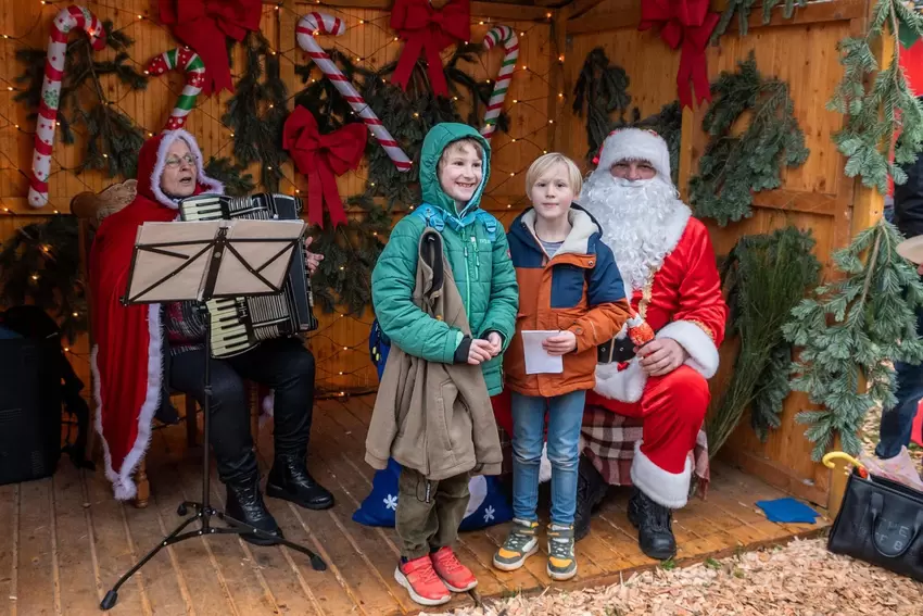 Unter der Begleitung von Maria Spieß wurde beim Weihnachtsmann gesungen.