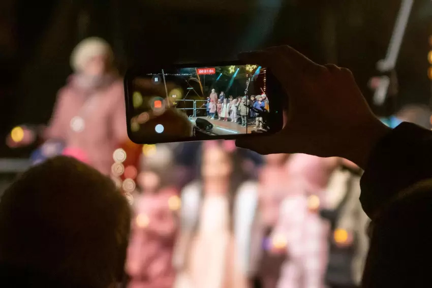 Mit dem Smartphone festgehalten: der Auftritt der Kinder aus den Kindertagesstätten Pusteblume und St. Elisabeth.