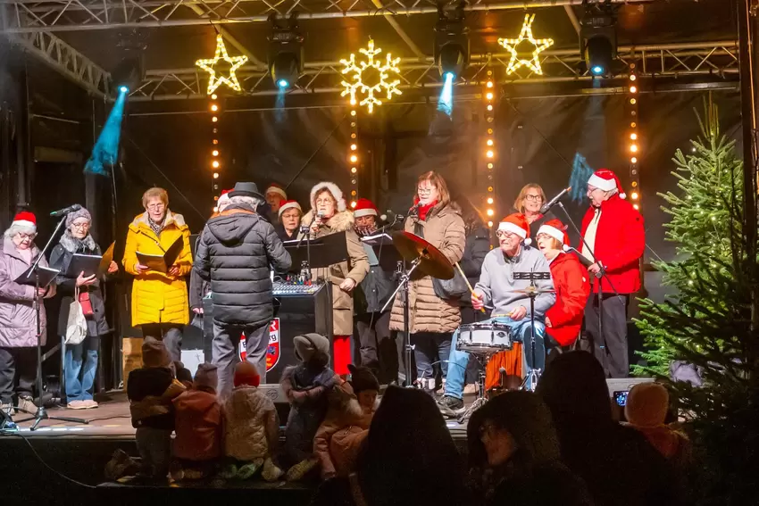 Der Rock und Pop Chor des Gesang und Musikrings stand trotz kranheitsbedingter Ausfälle auf der Bühne.