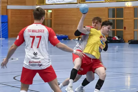 Julian Pozywio setzt sich gegen seinen Gegenspieler durch. 