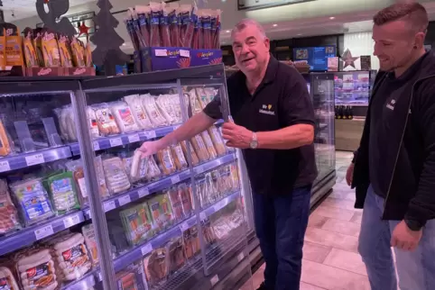 Dieter (links) und Christian Ernst haben die Kühlregale in der Wurstwarenabteilung modernisiert. Dieter (links) und Christian Ernst haben die Kühlregale in der Wurstwarenabteilung modernisiert.