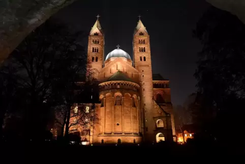 Beleuchtete Ostseite des Doms: vor den Bauarbeiten und vor dem Defekt der Leuchten. 