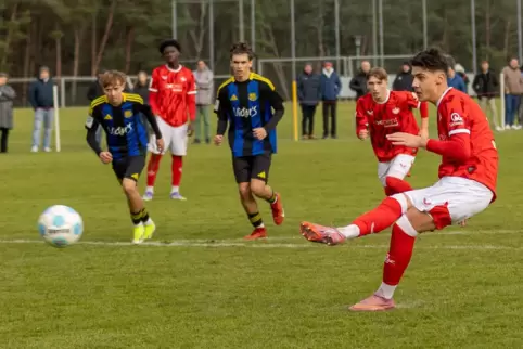 Den Elfmeter zum 1:0 gegen den 1. FC Saarbrücken verwandelt e Hamza Ohran ganz sicher für die U17 des FCK.