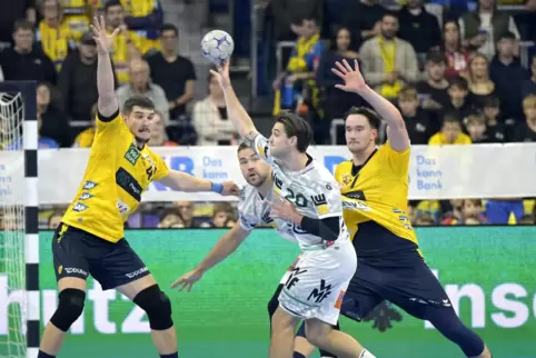 Robert Timmermeister (rechts) im Spiel gegen Göppingen, links Halil Jaganjac.