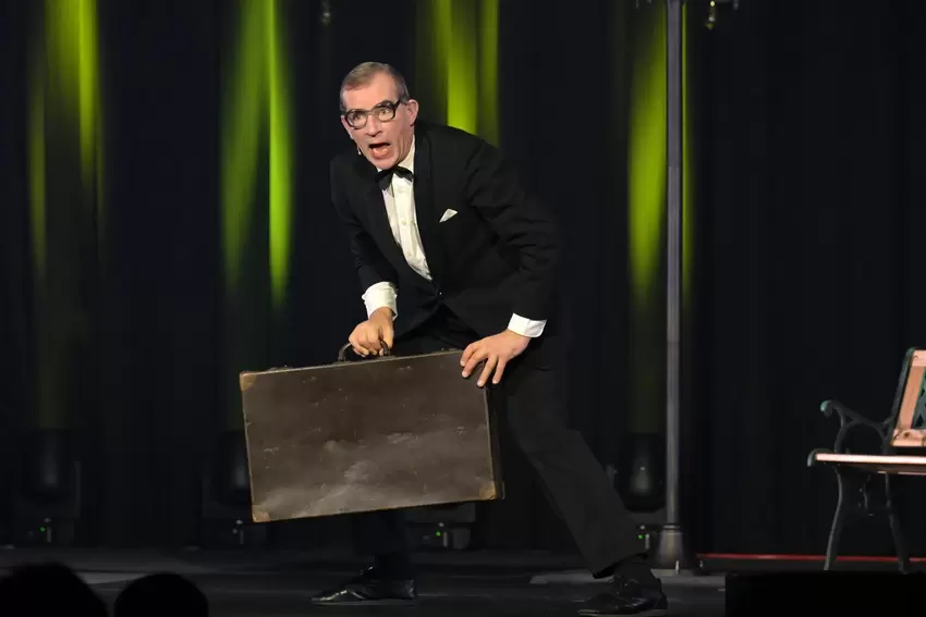 Jede Menge Kalauer hat Herr Konrad im Gepäck.
