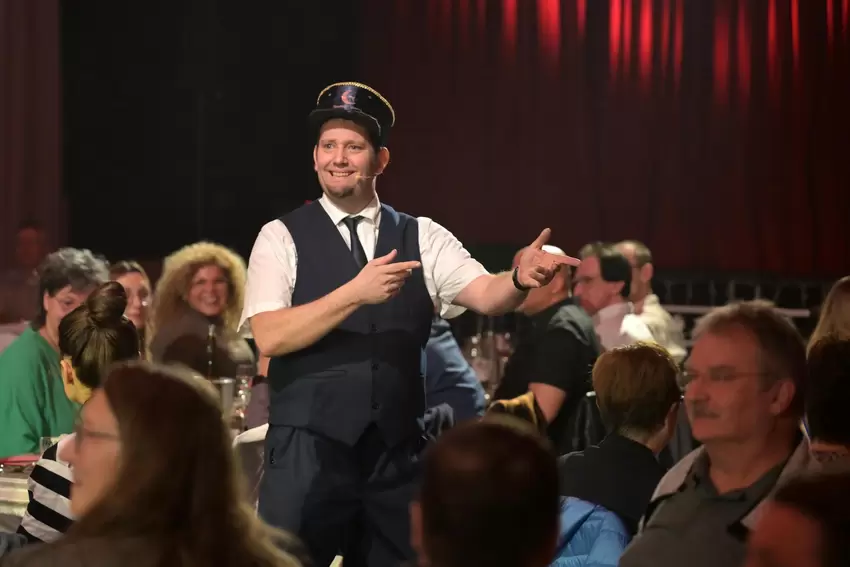 Geburtstagskind Daniel sorgt mit viel Witz für den reibunglosen Ablauf bei den Menügängen.