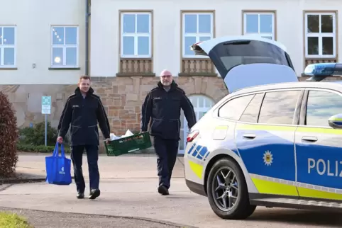 Die Bundespolizisten Steven Einsiedeln (links) und Jörg Klingeberg haben Weihnachtsgeschenke für die Wunschsternaktion eingekauf
