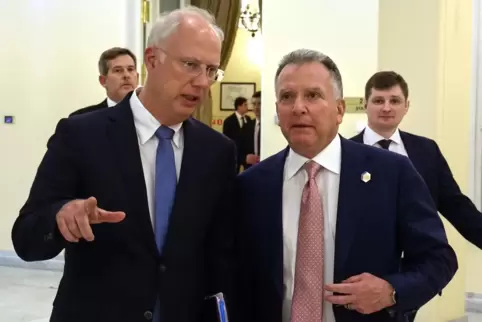 Russlands Gesandter Dmitrijew (links) und US-Sondergesandter Witkoff. 