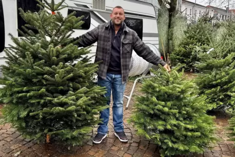 Schon seine Eltern haben Weihnachtsbäume verkauft, erzählt Peter Feix junior. 