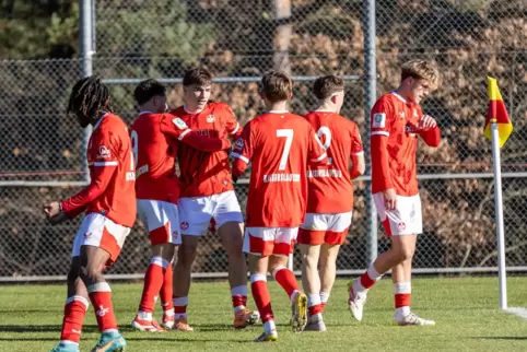 Kian Ramadani (Mitte) traf zum 2:0 für die U19 des FCK in Karlsruhe. 
