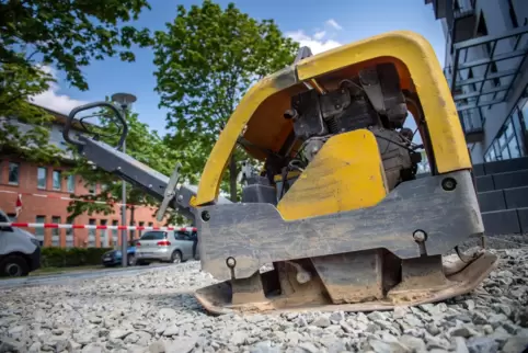 Die Täter haben Baumaschinenzubehör im Gesamtwert von rund 3000 Euro entwendet. 