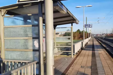 An den Unterständen an den Bahnsteigen 1 und 2 wurden Scheiben zertrümmert, außerdem der Bildschirm des Fahrkartenautomaten besc