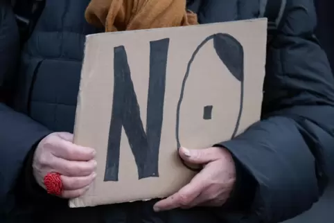 Pappschild auf einer Demonstration gegen Rechtsextremismus. 