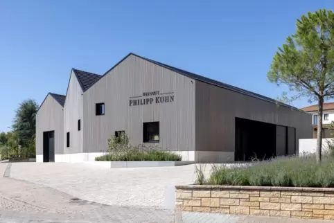 Dorfkulisse: Neubau der Werkgemeinschaft Landau für das Weingut Philipp Kuhn. Dorfkulisse: Neubau der Werkgemeinschaft Landau für das Weingut Philipp Kuhn.
