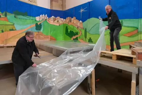 Am Anfang noch wenig feierlich: Markus Belz (links) und Michael Flörchinger haben mit dem Aufbau der Krippe im Dom begonnen. 