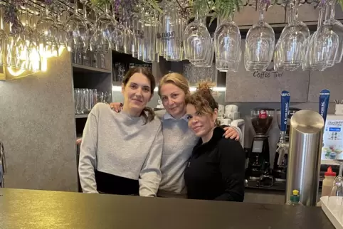 Unser Bild zeigt Inhaberin Paula Pisano (rechts) und ihre Mitarbeiterinnen Joana und Francesca an der Theke des „Café Paula“. 