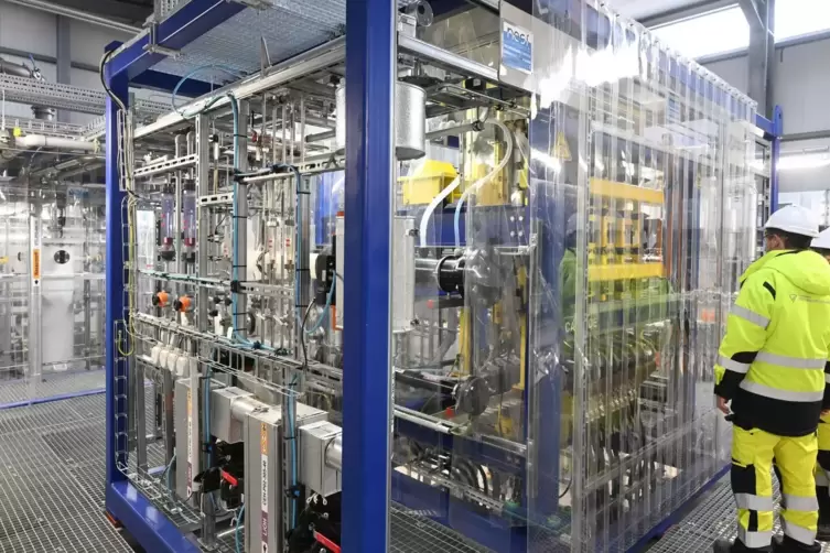 Vulcan Energy stellt in seiner Lithiumelektrolyse-Optimierungsanlage im Industriepark in Frankfurt-Höchst batterietaugliches Lit