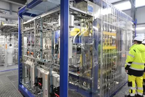 Vulcan Energy stellt in seiner Lithiumelektrolyse-Optimierungsanlage im Industriepark in Frankfurt-Höchst batterietaugliches Lit