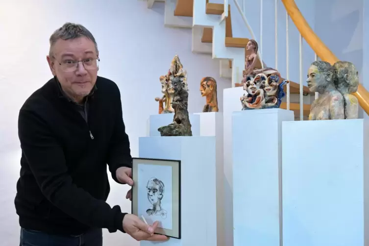 Martin Eckrich pr&auml;sentiert Plastiken und Bilder auf S&auml;ulen.