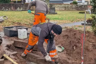 Auf dem Friedhof Katzenbach werden derzeit die Wasserleitungen und Abstellhähne der Wasserbecken erneuert.
