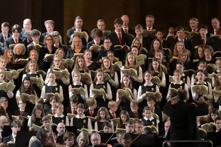 M&auml;dchenchor, Domsingknaben und Domchor singen.