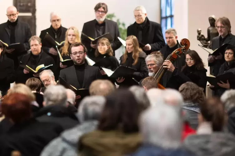 Tenor Fabian Kelly mit Domchor und L&rsquo;arpa festante.